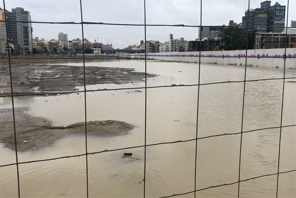 快新聞／豪雨炸高屏！ 高市部分路段積水 第71期重劃區淹成一片