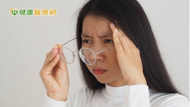 眼冒黑絲線條、閃亮光 當心視網膜剝離找上門