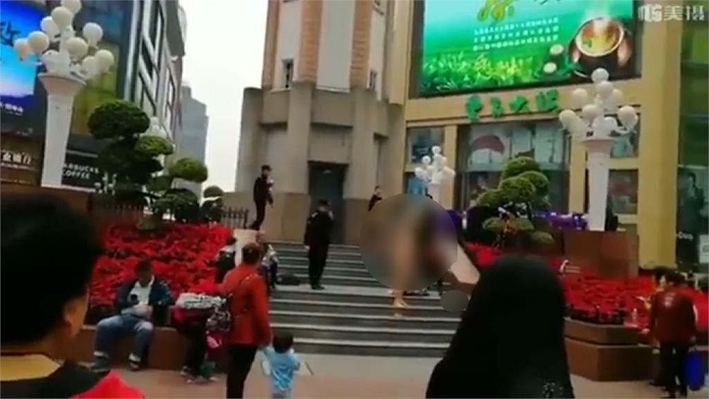 中國女子一絲不掛 全裸抗議高喊「打倒共產黨」