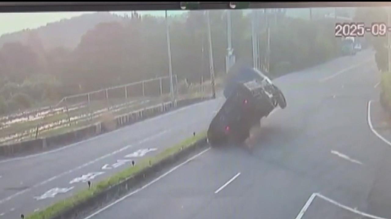 疑轉彎未減速　大貨車失控翻覆「焊條」拋對向車道