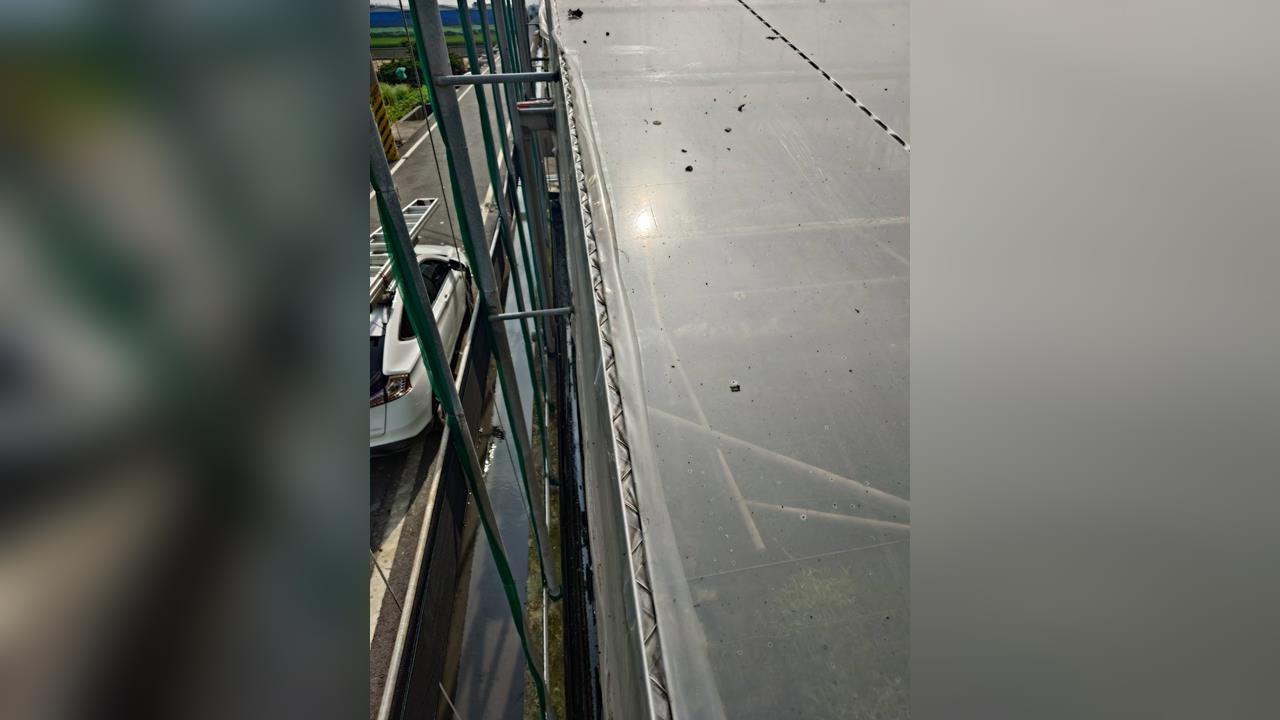 西螺宮廟放煙火慶祝　百萬溫室塑膠布慘遭火星毀損
