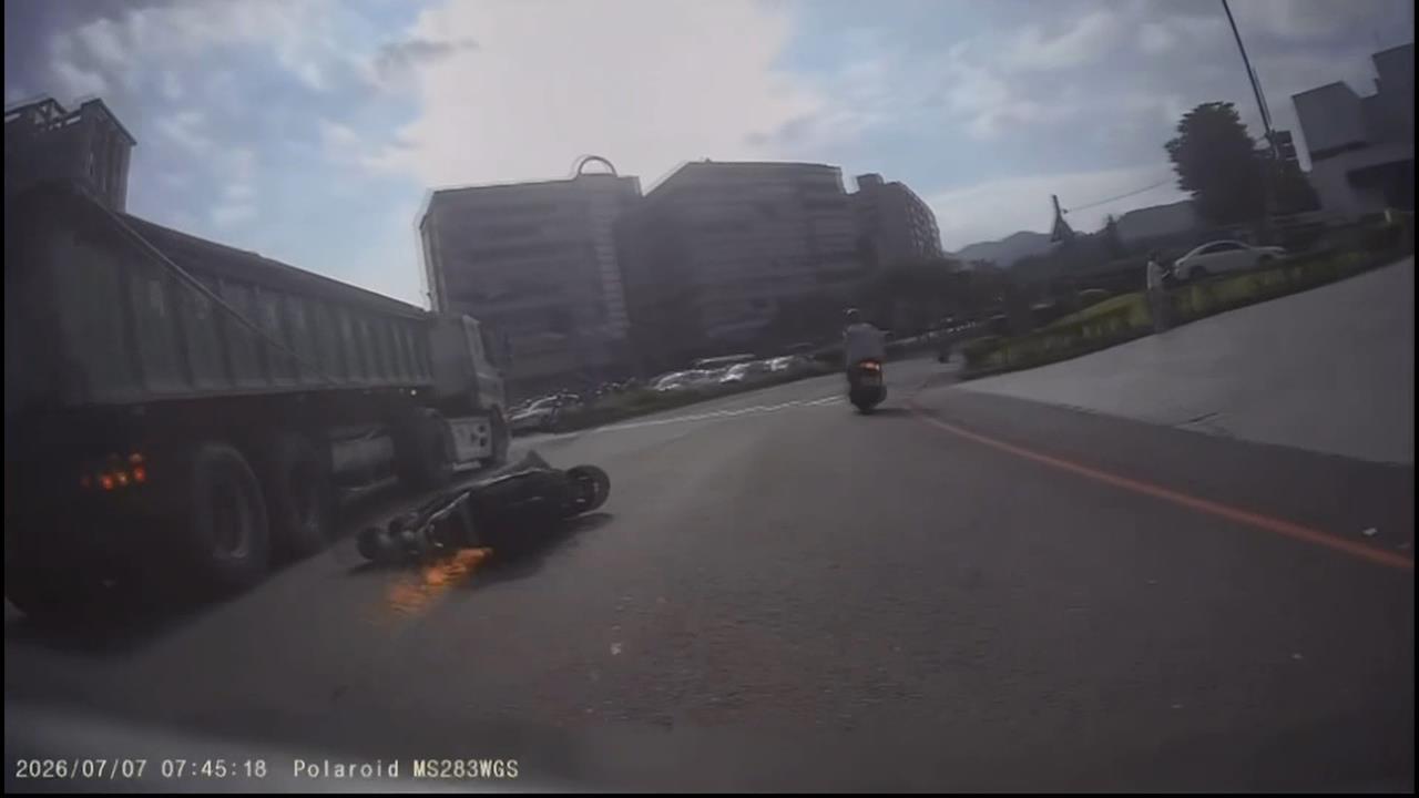 遭右轉大貨車撞倒「機車變火球」　肇事駕駛扛超大滅火器衝火海救人