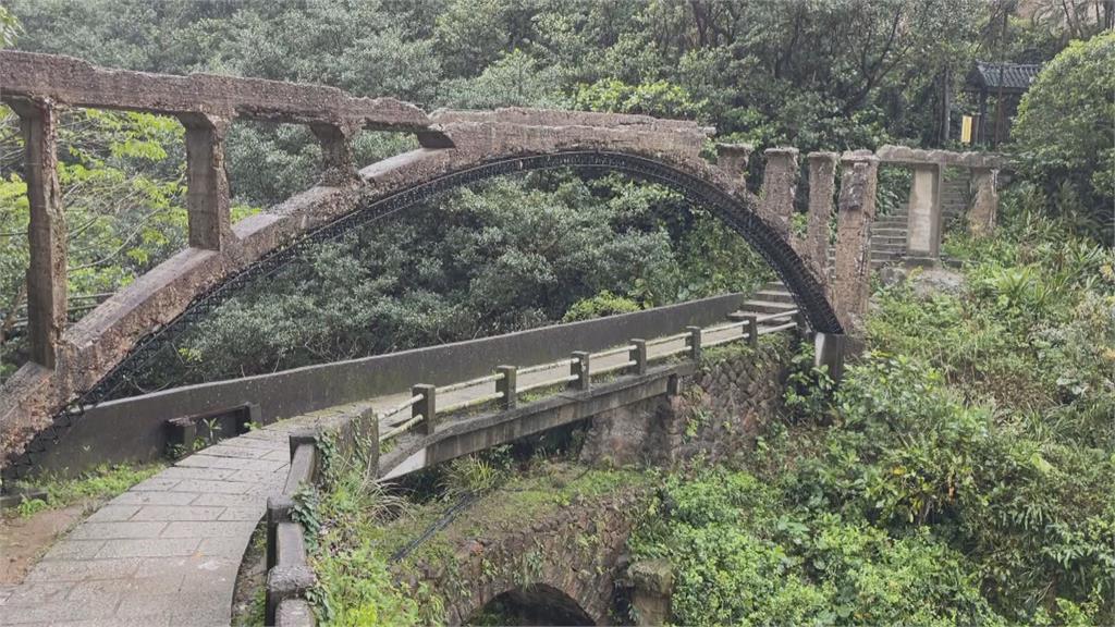 古蹟回不來了…遭遊客攀爬破壞 瑞芳88年「水圳橋」應聲斷裂 