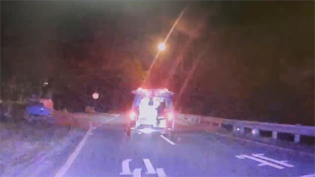 心情不好？持刀搶救護車　醉漢飆上國道自撞護欄被逮