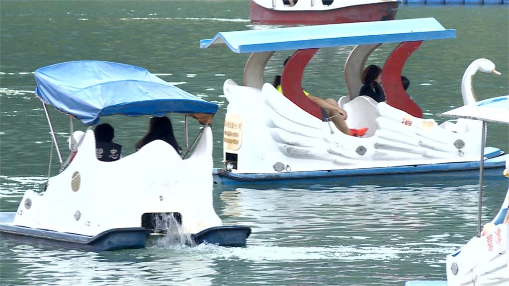 情侶踩天鵝船悠遊碧潭　女子竟慘遭魚鉤插進小腿