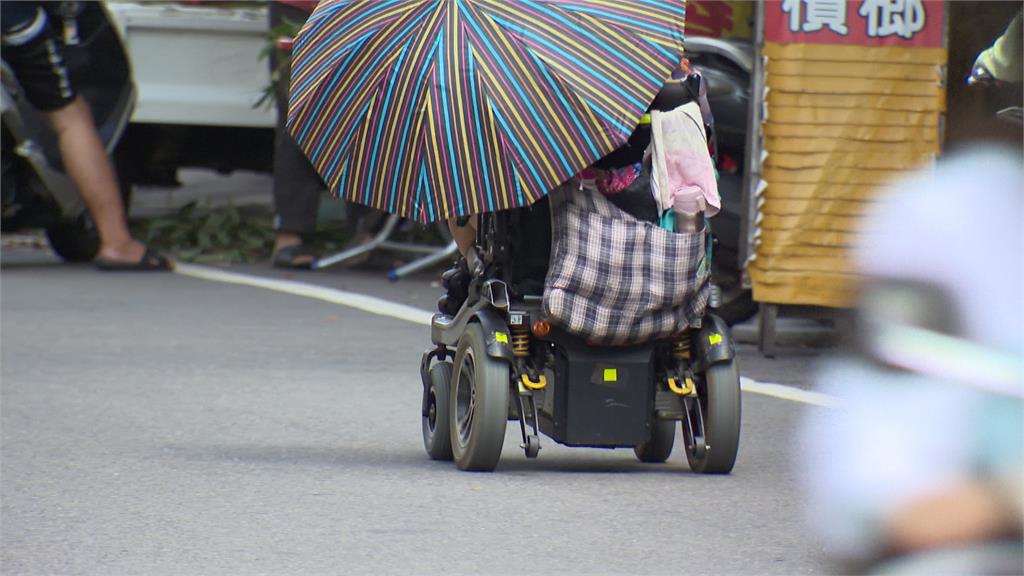 台中這位阿嬤超狂！　把電動代步車當戰車開