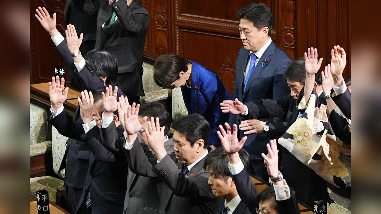 快新聞/高喊萬歲!日本藍白聯合對抗高市早苗 眾議院二戰以來最短競選日程開跑