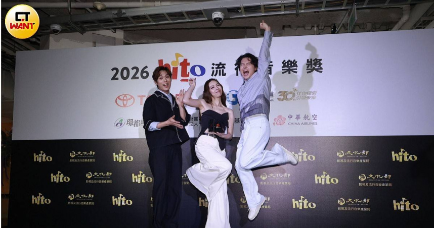 告五人犬青辣露香肩　雲安嘴甜大讚：每天都好看