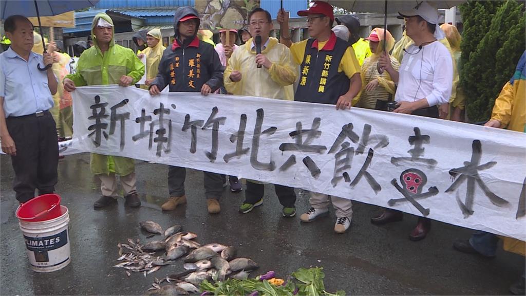 關西民眾帶死魚到龍源工業區「散步」 抗議污染牛欄河