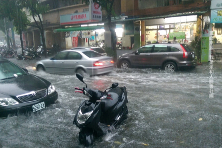 午後雷雨永和水淹及膝！ 明天還是要注意