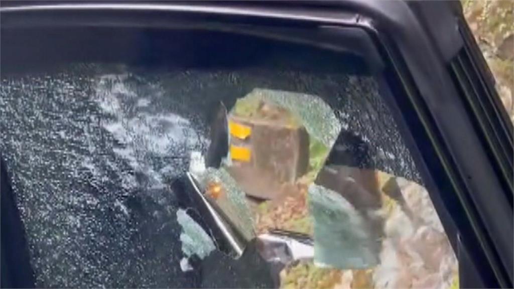 落石砸中轎車玻璃！　後座女性乘客頭部撕裂傷
