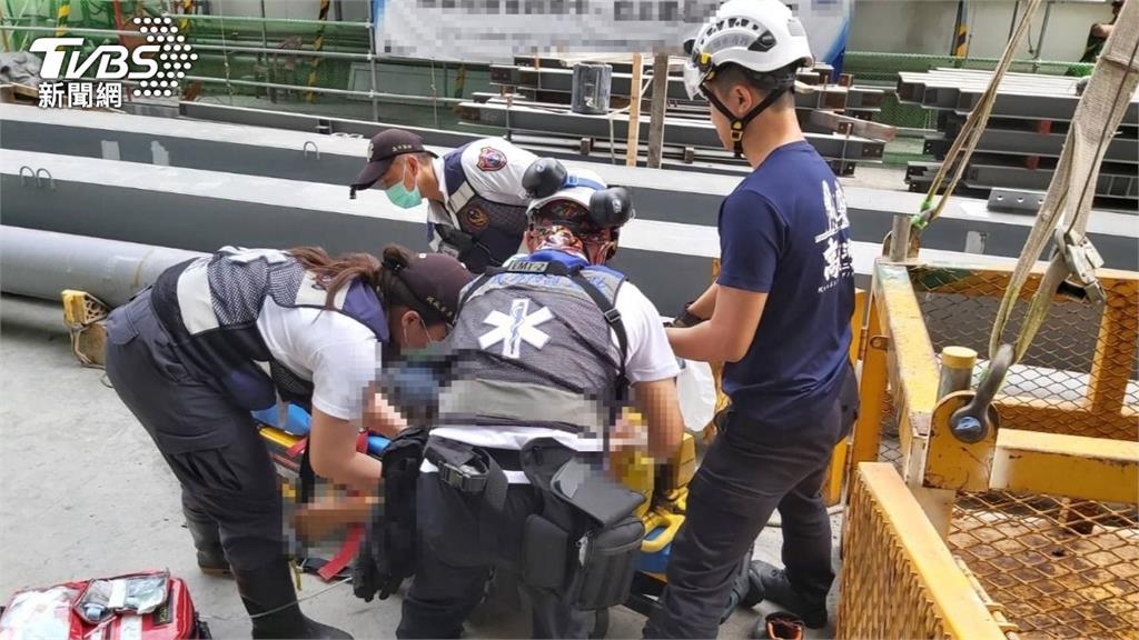 又是同建案!鋼筋從46樓砸落 移工慘死 2車全毀