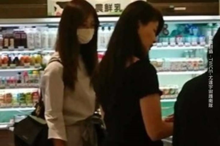 捕獲野生子瑜！回台過中秋陪母逛超市