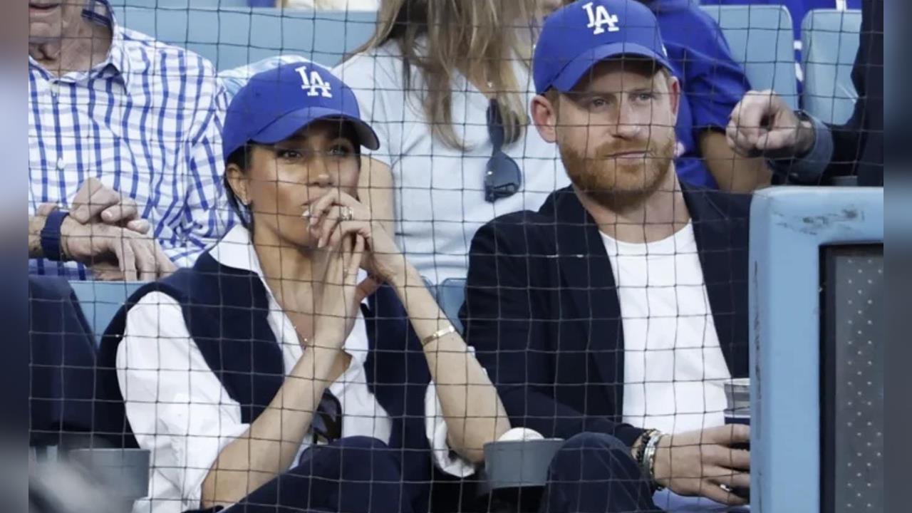 MLB(影)/戴道奇帽被藍鳥球迷痛罵!哈利王子幽默自嘲:因為「頭髮少」需要帽子