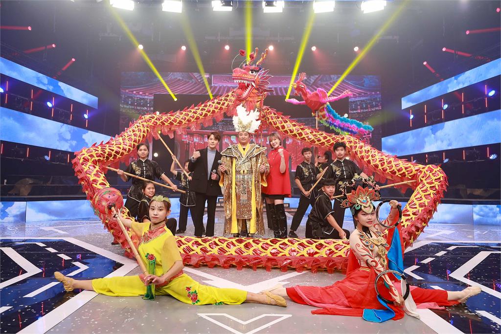 蔡佳麟穿10公斤龍袍加身搭配「10公尺舞龍」飛舞！ 被問是龍年特別節目嗎