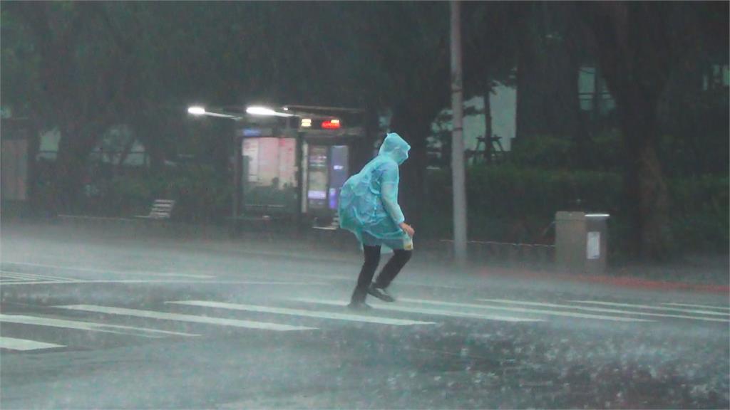 彩雲颱風環流+鋒面影響　對流旺盛「大雨像用倒的」