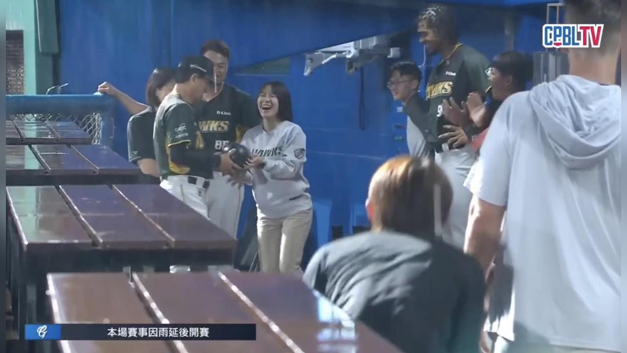 中職(影)／第一屆「台鋼保齡球大賽」雨中登場！「總ㄟ」洪一中秀技笑稱：只剩架勢