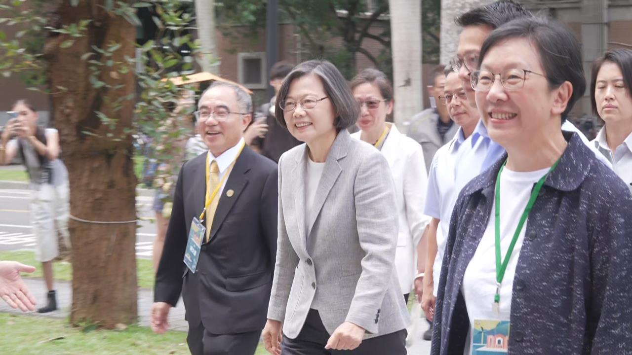 快新聞／要爆料蔡英文大學趣事？金融業大咖昔被曝「常翹課」　本人笑回1句