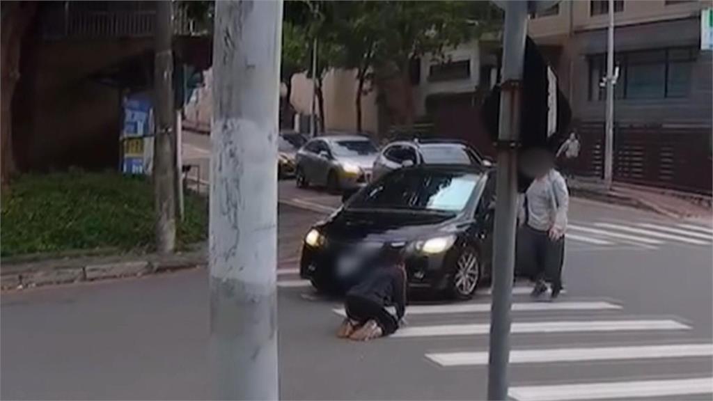 行人地獄！ 女過馬路被撞倒　網友轟駕照該重考
