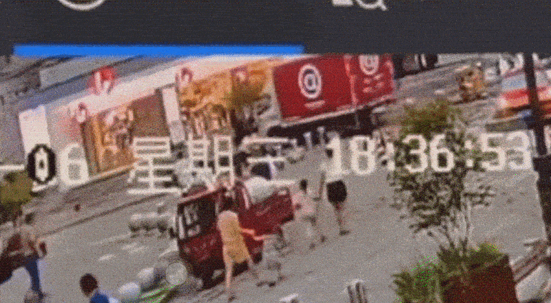 中國版絕命終結站！2女坐店門口喝「最後一杯奶茶」下秒遭失控貨車撞上慘死