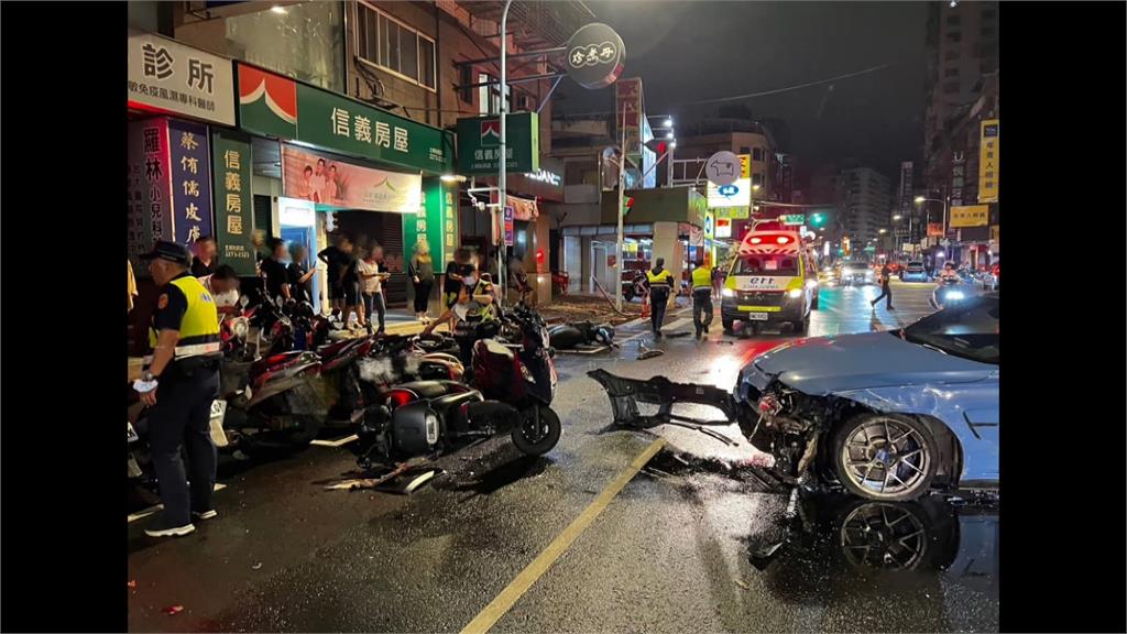BMW打滑失控撞對向車！再撞爛14輛機車如保齡球瓶