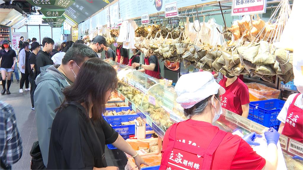 連假首日南門市場湧人潮！　民眾衝台北買近萬元粽子送親友