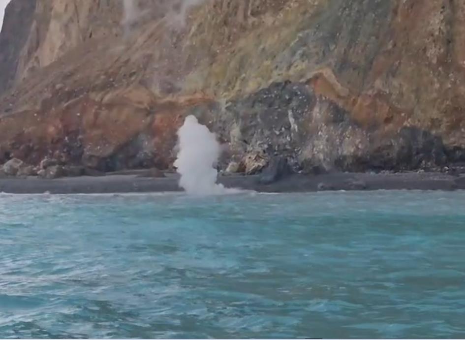 快新聞／賞鯨遊客驚見奇景　龜山島「龜首」噴出200公尺高白煙