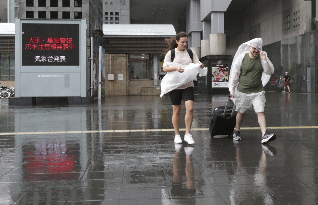 挾狂風暴雨！蘭恩登陸日本本州　逾800航班停飛、6萬戶停電