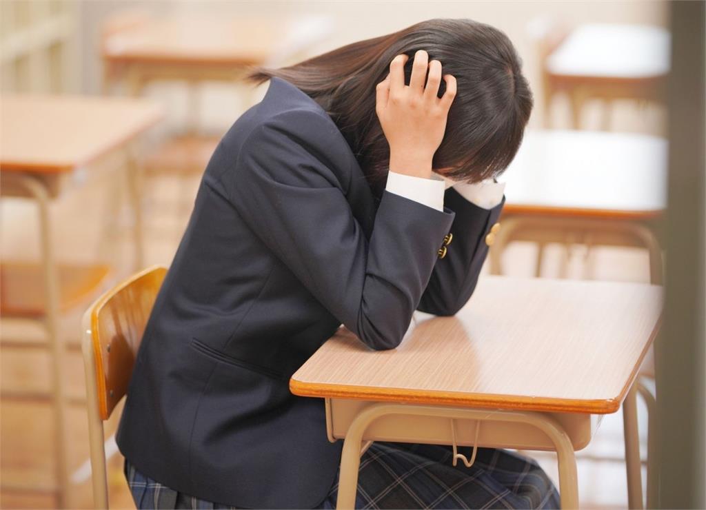 好大膽！鄉代在宮廟對國中女學生伸魔抓　「合照時偷摸屁股」家長氣炸