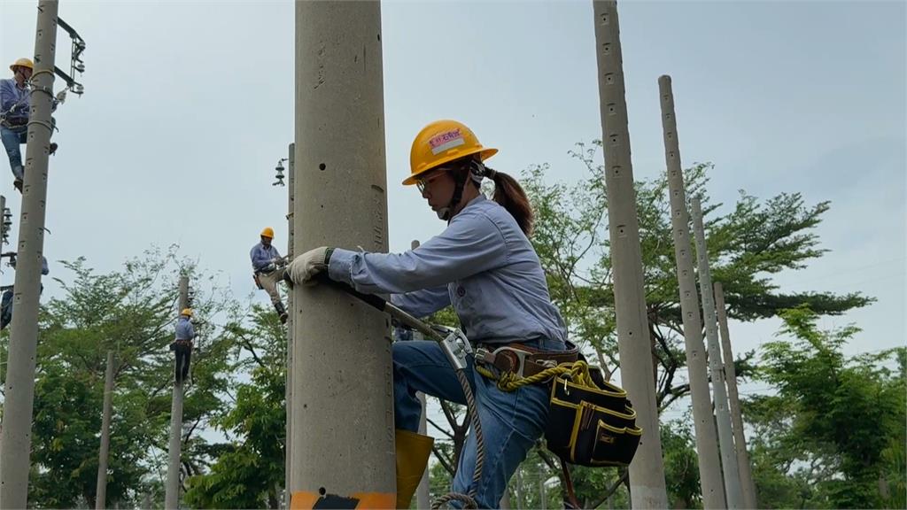 背15公斤爬3公尺　台電公開維修員一年訓練秘辛