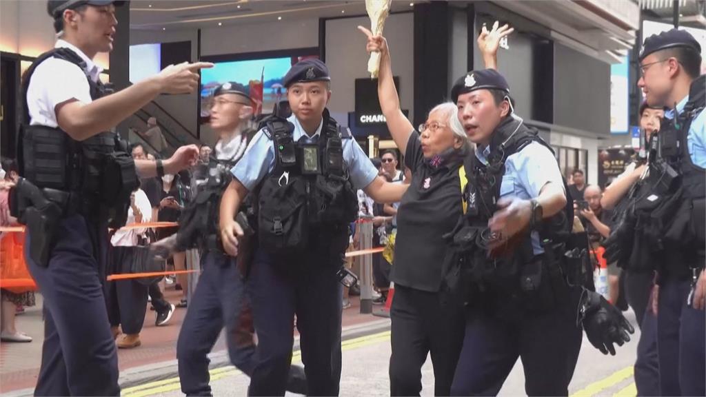 <em>六四</em>香港千警、裝甲車上街逮人　維園變慶祝回歸活動