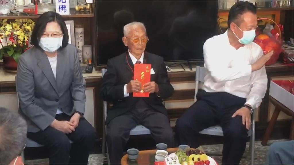 訪107歲人瑞黃德成 蔡總統致贈金牌