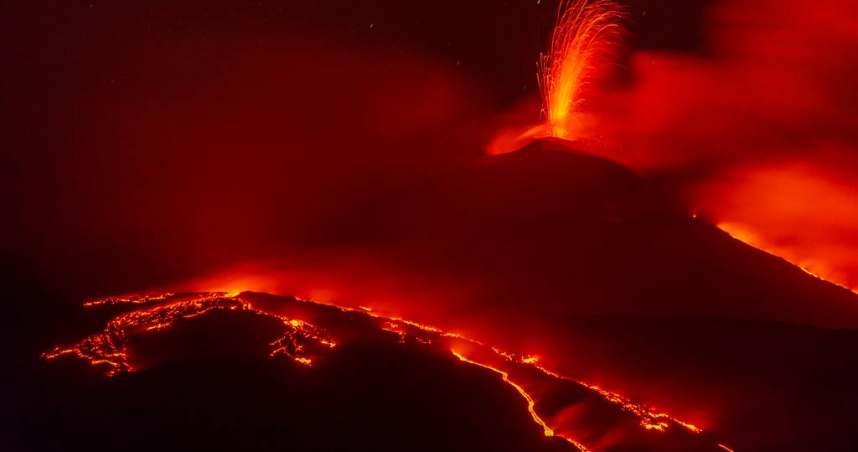 熔岩奇景變死亡之旅！29歲男獨闖歐洲最高活火山　下秒遭雷劈