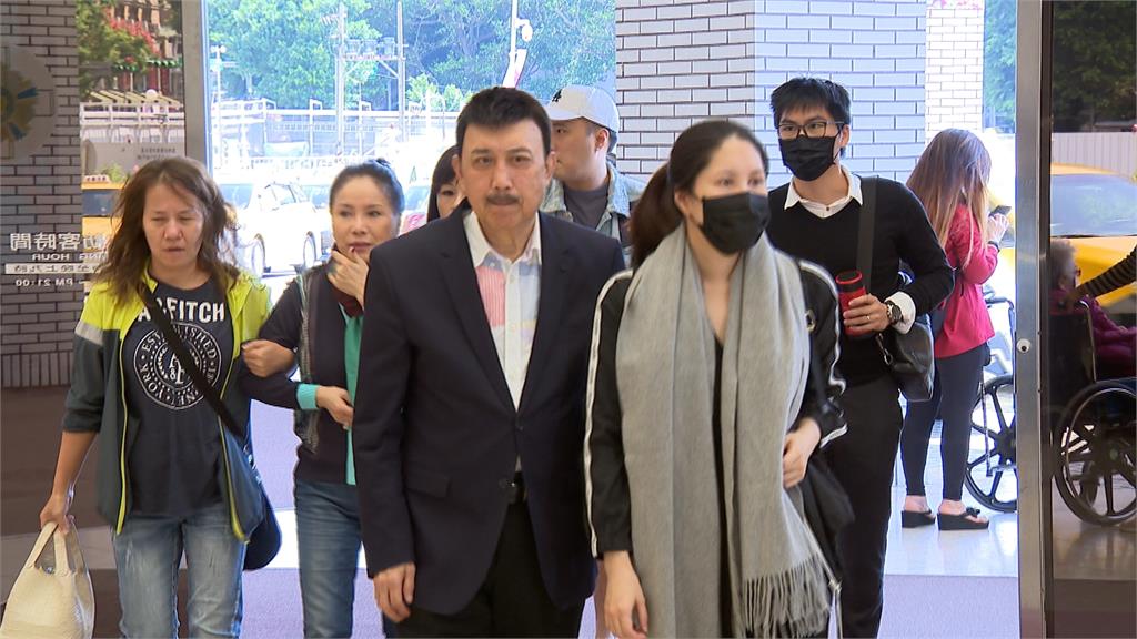談女兒病情一度哽咽 余天:正嘗試新療法