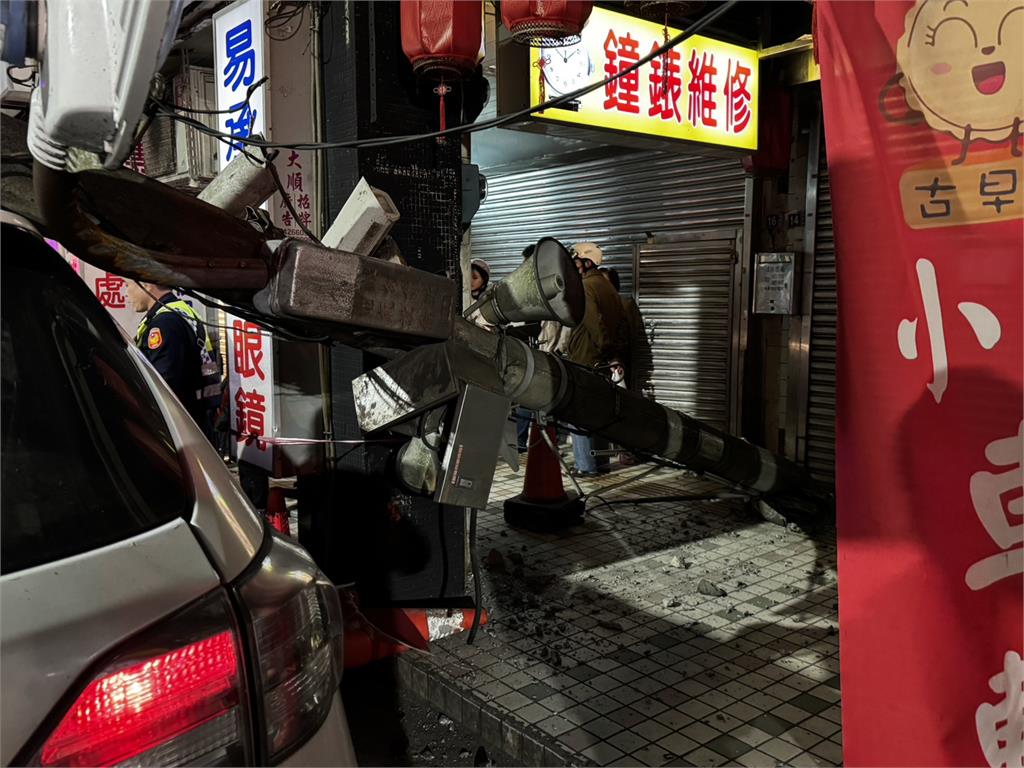 快新聞／疑車速過快！基隆休旅車撞倒路燈　現場滿目瘡痍畫面曝光