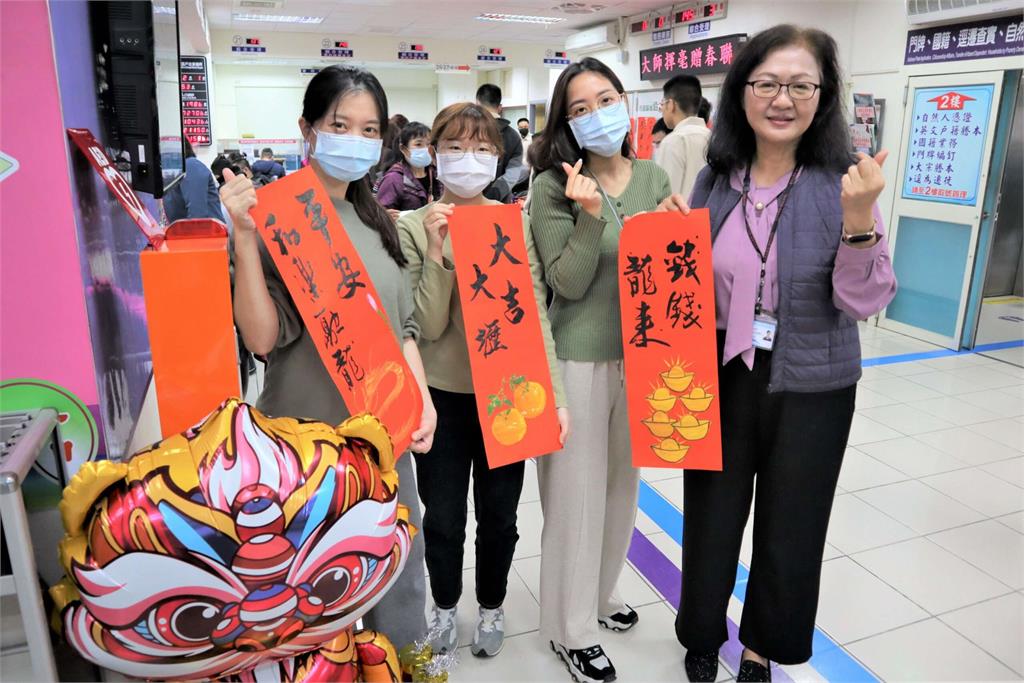 中壢戶所迎新年 民眾瘋搶「錢錢龍來」春聯