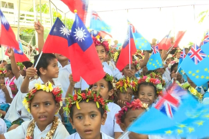 蔡總統訪吐瓦魯 當地學童唱「海浪滔滔」迎接
