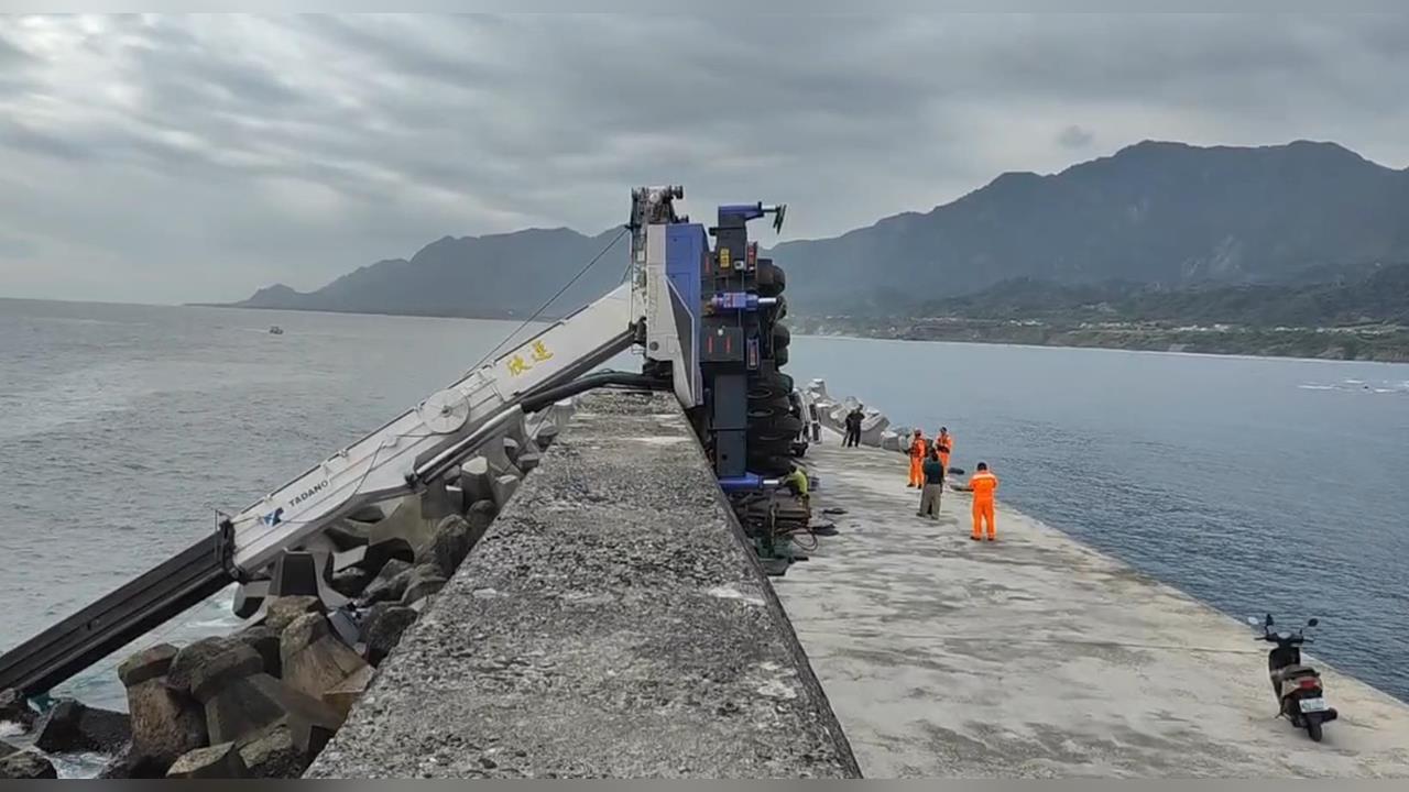 最新／台東新港漁港意外！吊車不慎翻覆釀1死1傷　畫面曝光