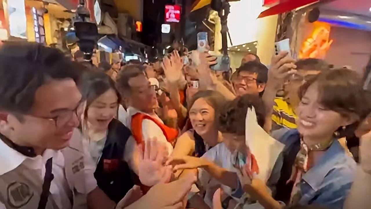 沈伯洋士林夜市掃街遇「天后級支持者」！網秒認出：本尊認證過
