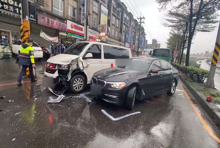 遭百萬名車追撞　救護車左側車頭幾乎不見
