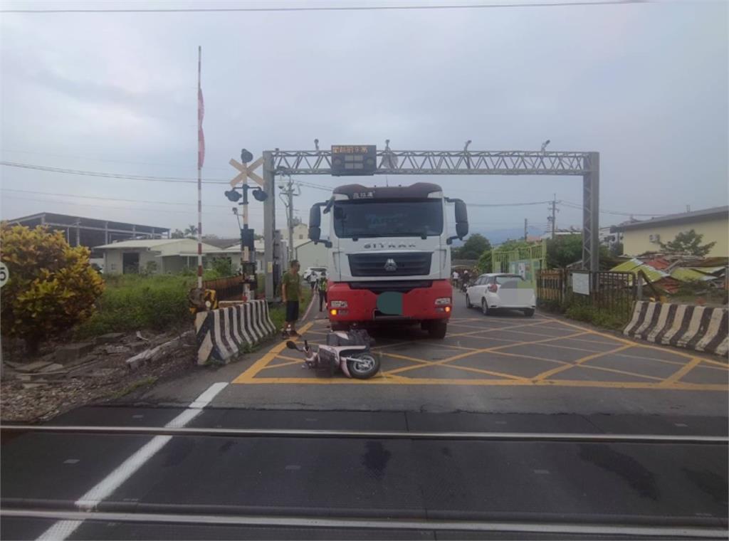 快新聞／生死一瞬間！彰化曳引車起步輾過「前方機車」　女騎士骨折送醫