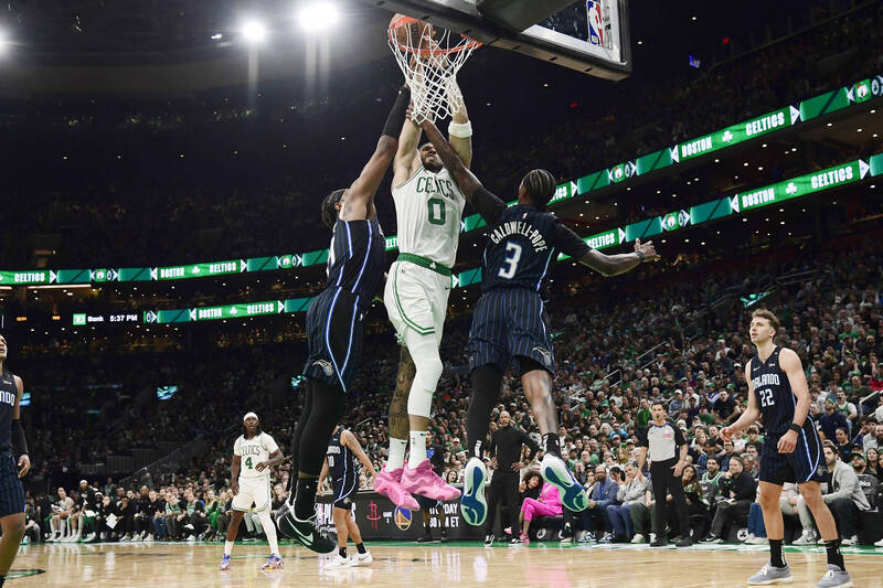 NBA(影)／衛冕軍塞爾提克季後賽首戰開門紅！大將坦圖遭惡犯重摔傷右手腕