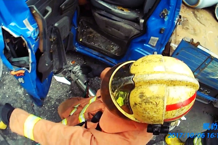 悚！貨車對撞 瓦斯瓶掉一地 駕駛受困車內