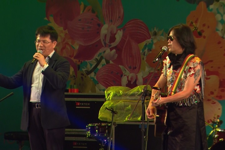 迎花博倒數演唱會 林佳龍高唱《雨夜花》