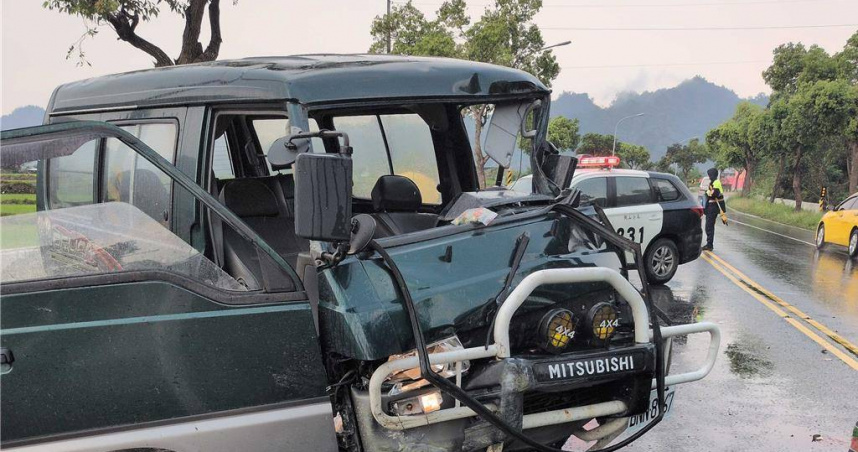 雨天路滑釀車禍　台東鹿野休旅車自撞乘客遭拋飛駕駛受困