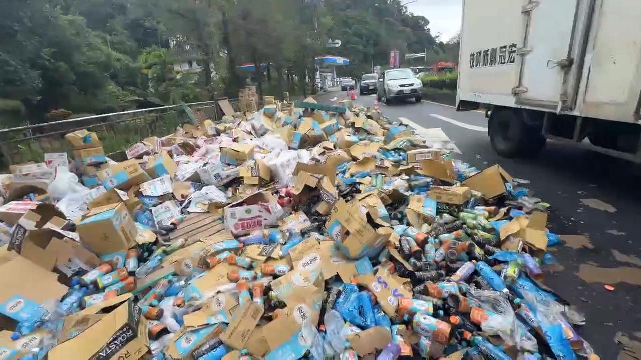 基隆聯結車500箱飲料掉滿地　民眾瘋撿！但要注意這件事