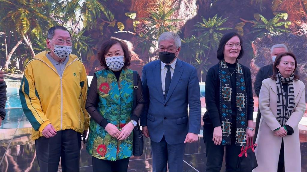 攝影棚媲美好萊塢！　民視董事長王明玉率團訪世新