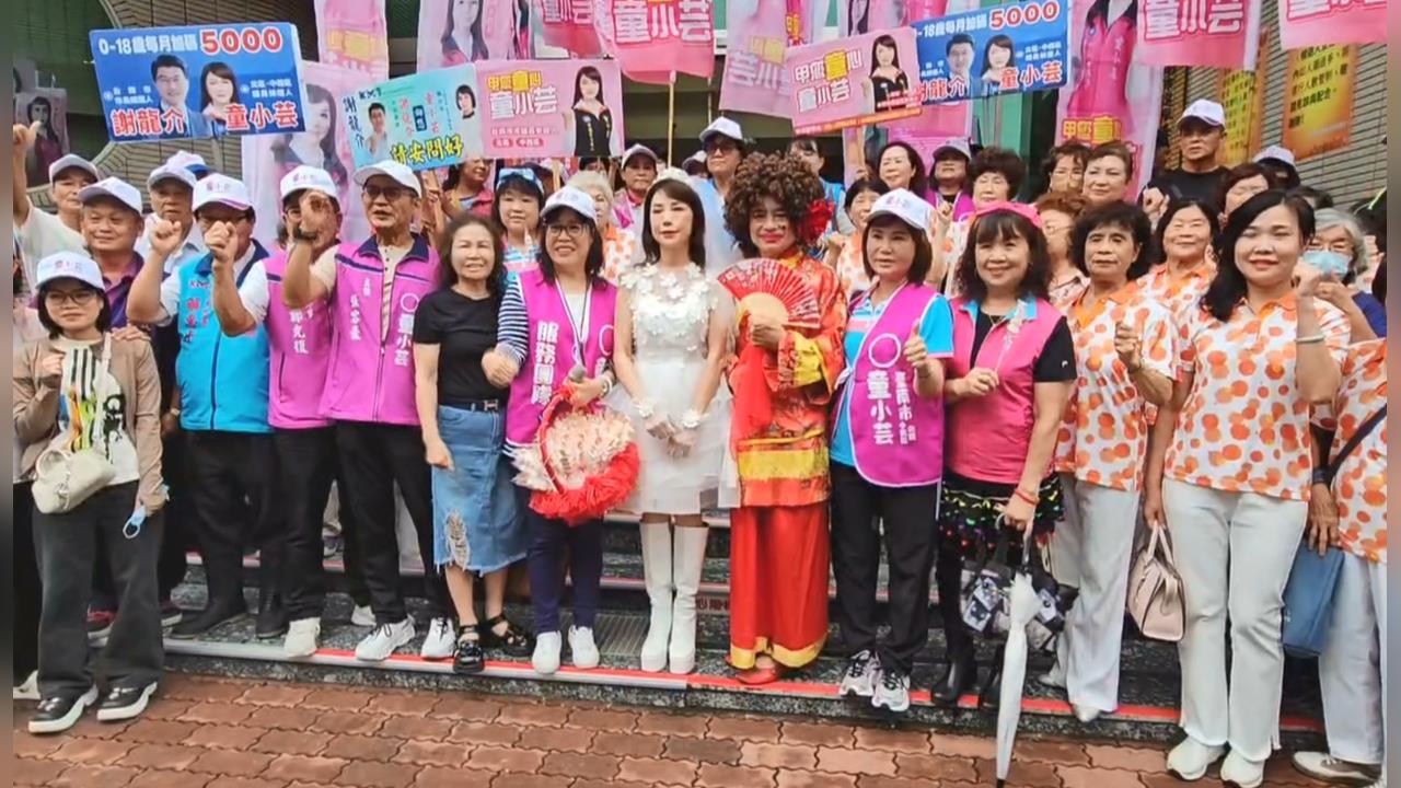 登記拚創意！「她」披婚紗嫁台南　無黨籍參選人捧鈔票花束