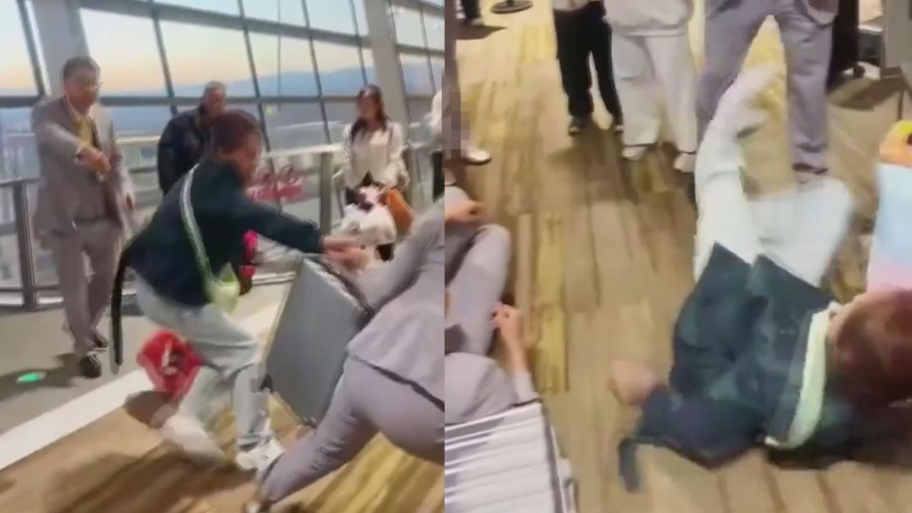 中國大媽機場拒付托運費　「躺地花式踢腿」猛踹地勤