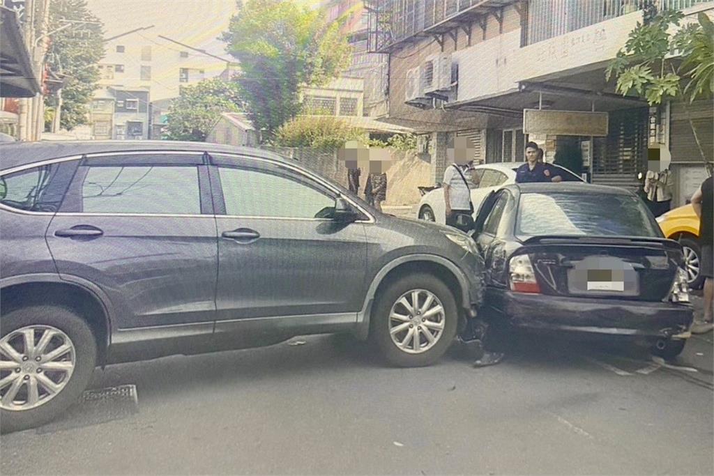 快新聞／怎麼回事？台南60歲男子駕車亂撞　現場滿目瘡痍
